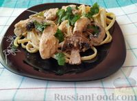 Фото приготовления рецепта: Макароны с курицей и грибами в сливочно-сырном соусе - шаг №17