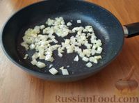 Фото приготовления рецепта: Макароны с курицей и грибами в сливочно-сырном соусе - шаг №7