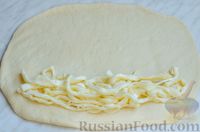Фото приготовления рецепта: Дрожжевой хлеб-плетёнка с колбасой и сыром - шаг №13