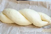 Фото приготовления рецепта: Дрожжевой хлеб-плетёнка с колбасой и сыром - шаг №17