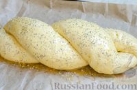 Фото приготовления рецепта: Дрожжевой хлеб-плетёнка с колбасой и сыром - шаг №18