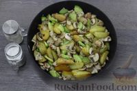 Фото приготовления рецепта: Жареная картошка с грибами и кабачками - шаг №8