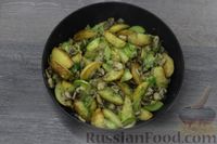 Фото приготовления рецепта: Жареная картошка с грибами и кабачками - шаг №9