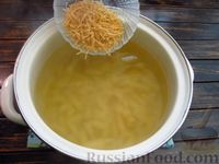 Фото приготовления рецепта: Суп с сосисками, вермишелью и овощами - шаг №15