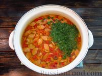 Фото приготовления рецепта: Суп с сосисками, вермишелью и овощами - шаг №19