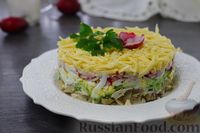 Фото к рецепту: Слоёный салат с курицей, редисом, огурцом и сыром
