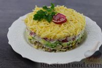 Фото приготовления рецепта: Слоёный салат с курицей, редисом, огурцом и сыром - шаг №11