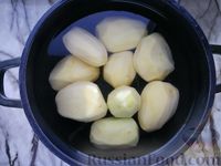 Фото приготовления рецепта: Картофельные зразы с колбасой и сыром - шаг №2