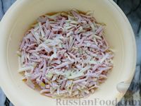 Фото приготовления рецепта: Картофельные зразы с колбасой и сыром - шаг №6