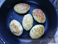 Фото приготовления рецепта: Картофельные зразы с колбасой и сыром - шаг №14