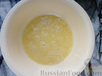Фото приготовления рецепта: Киш с кабачками и сливочно-базиликовой заливкой, из слоёного теста - шаг №4