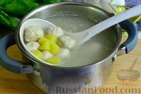 Фото приготовления рецепта: Щавелевый суп с фрикадельками и яйцами - шаг №7