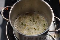 Фото приготовления рецепта: Сливочный суп с сосисками и манными клёцками - шаг №3