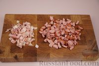 Фото приготовления рецепта: Сливочный суп с сосисками и манными клёцками - шаг №4