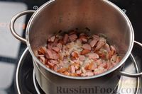 Фото приготовления рецепта: Сливочный суп с сосисками и манными клёцками - шаг №5
