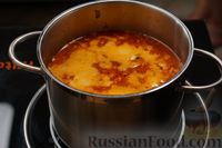 Фото приготовления рецепта: Сливочный суп с сосисками и манными клёцками - шаг №9