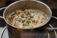 Фото приготовления рецепта: Сливочный суп с сосисками и манными клёцками - шаг №13