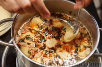 Фото приготовления рецепта: Сливочный суп с сосисками и манными клёцками - шаг №16
