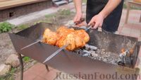 Фото приготовления рецепта: Шашлык из целой курицы (плюс несложный чесночный соус) - шаг №6