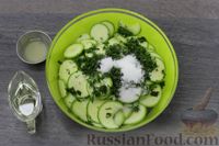 Фото приготовления рецепта: Быстрые маринованные кабачки с лимоном, чесноком и зеленью (без уксуса) - шаг №6
