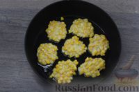Фото приготовления рецепта: Белковые оладьи с кукурузой - шаг №5