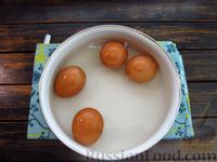 Фото приготовления рецепта: Заливной пирог на кефире и майонезе, с рисом и яйцами - шаг №4