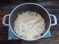 Фото приготовления рецепта: Заливной пирог на кефире и майонезе, с рисом и яйцами - шаг №3