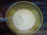 Фото приготовления рецепта: Заливной пирог на кефире и майонезе, с рисом и яйцами - шаг №6