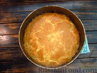 Фото приготовления рецепта: Заливной пирог на кефире и майонезе, с рисом и яйцами - шаг №14