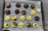 Фото приготовления рецепта: Двухцветное ванильно-шоколадное печенье "Шарики мороженого" - шаг №14