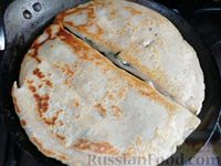 Фото приготовления рецепта: Чебуреки с сыром фета и зеленью, или Кутабы (на сковороде) - шаг №18