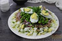 Фото к рецепту: Салат из молодой капусты с тунцом, зелёным горошком и яйцами