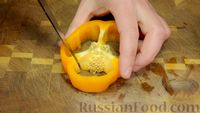 Фото приготовления рецепта: Яичница с помидорами, луком и сыром (в болгарском перце) - шаг №1