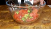 Фото приготовления рецепта: Яичница с помидорами, луком и сыром (в болгарском перце) - шаг №5