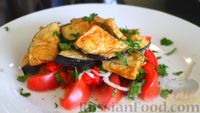 Фото приготовления рецепта: Жареные баклажаны с помидорами, луком и запечённым перцем - шаг №4