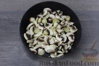 Фото приготовления рецепта: Гречка с кабачками, грибами и помидорами (на сковороде) - шаг №2