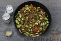 Фото приготовления рецепта: Гречка с кабачками, грибами и помидорами (на сковороде) - шаг №5