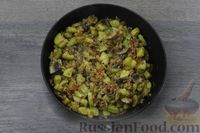 Фото приготовления рецепта: Гречка с кабачками, грибами и помидорами (на сковороде) - шаг №6