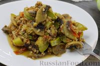 Фото приготовления рецепта: Гречка с кабачками, грибами и помидорами (на сковороде) - шаг №8