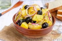 Фото к рецепту: Салат из молодого картофеля с маслинами и луком