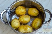 Фото приготовления рецепта: Салат из молодого картофеля с маслинами и луком - шаг №2