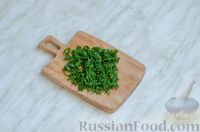 Фото приготовления рецепта: Салат из молодого картофеля с маслинами и луком - шаг №7
