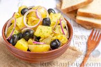 Фото приготовления рецепта: Салат из молодого картофеля с маслинами и луком - шаг №9