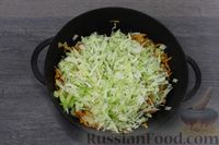 Фото приготовления рецепта: Рис с капустой (на сковороде) - шаг №4