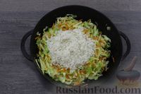 Фото приготовления рецепта: Рис с капустой (на сковороде) - шаг №5
