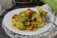 Фото к рецепту: Овощное рагу с картошкой, кабачками, капустой и сметаной