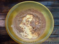 Фото приготовления рецепта: Шоколадный кекс с черешней - шаг №7