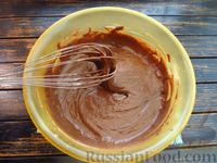 Фото приготовления рецепта: Шоколадный кекс с черешней - шаг №10