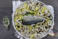 Фото приготовления рецепта: Скумбрия, запечённая с картофелем и грибами - шаг №11