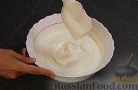 Фото приготовления рецепта: Мороженое "Максимус" из сливок и сгущёнки (с печеньем и шоколадной глазурью) - шаг №3
